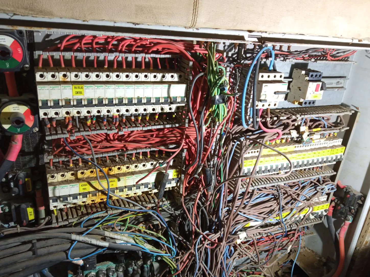 Les anciens panneaux électriques CC et CA.