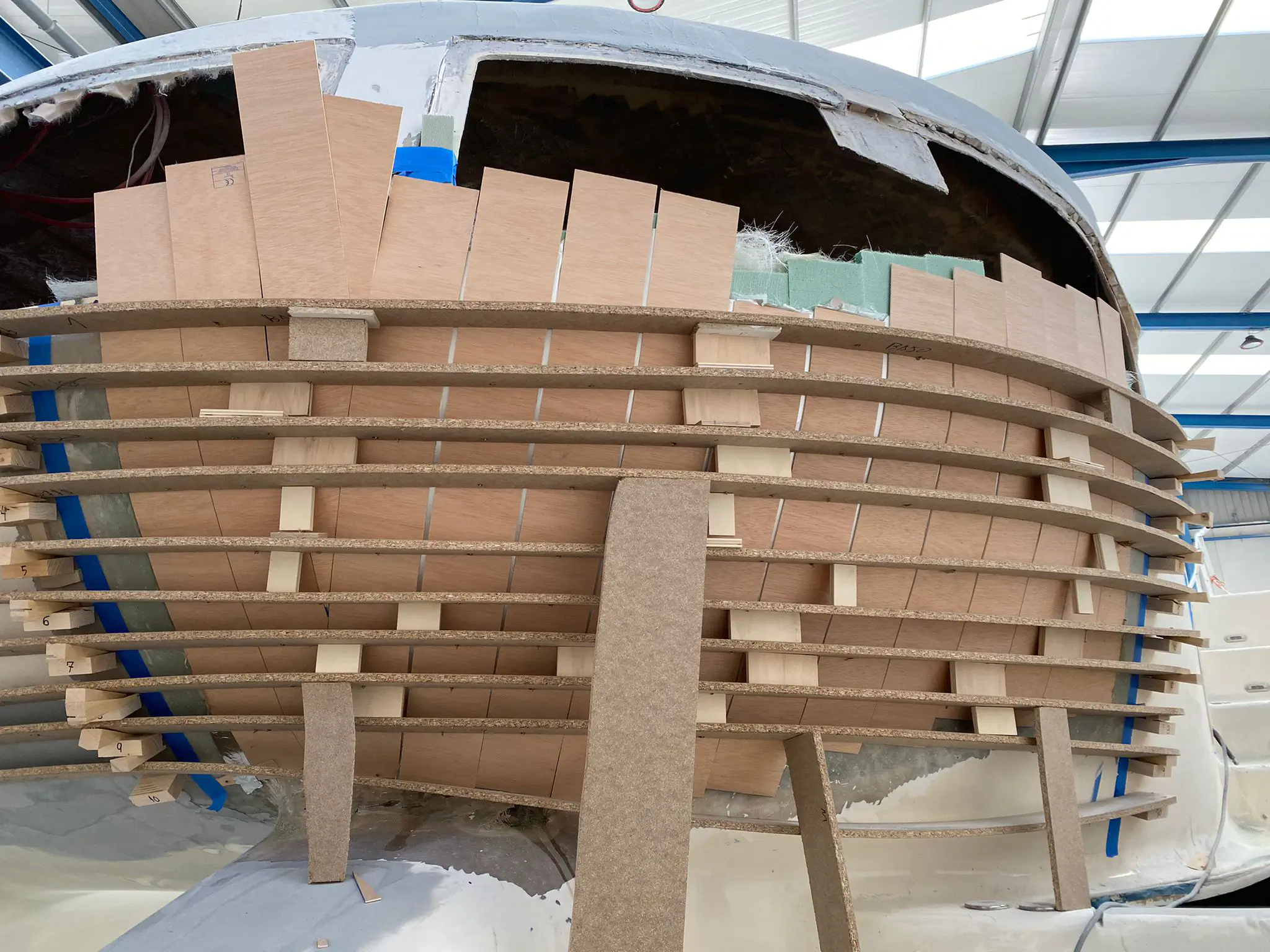 Un moule en bois sur mesure fixé à la cabine arrière pour guider la reconstruction en fibre de verre.