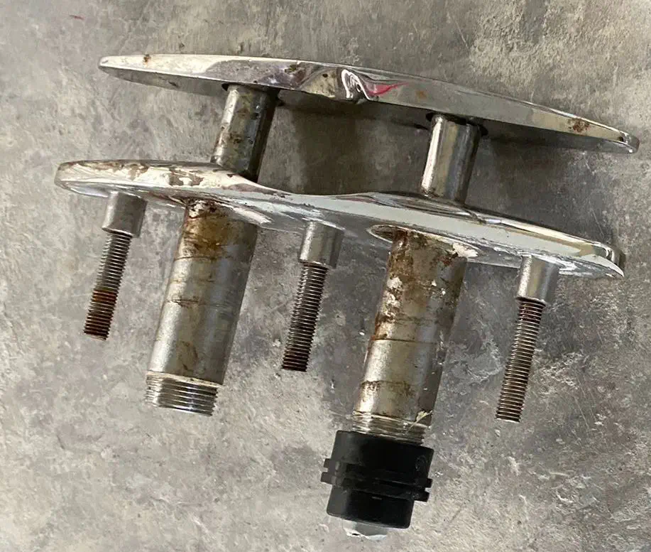Un des taquets rétractables d'origine des Dean Catamarans.