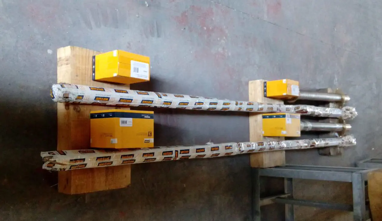 Nouveaux arbres d'hélice Vetus de 50 mm et tubes d'étambot dans leur emballage.