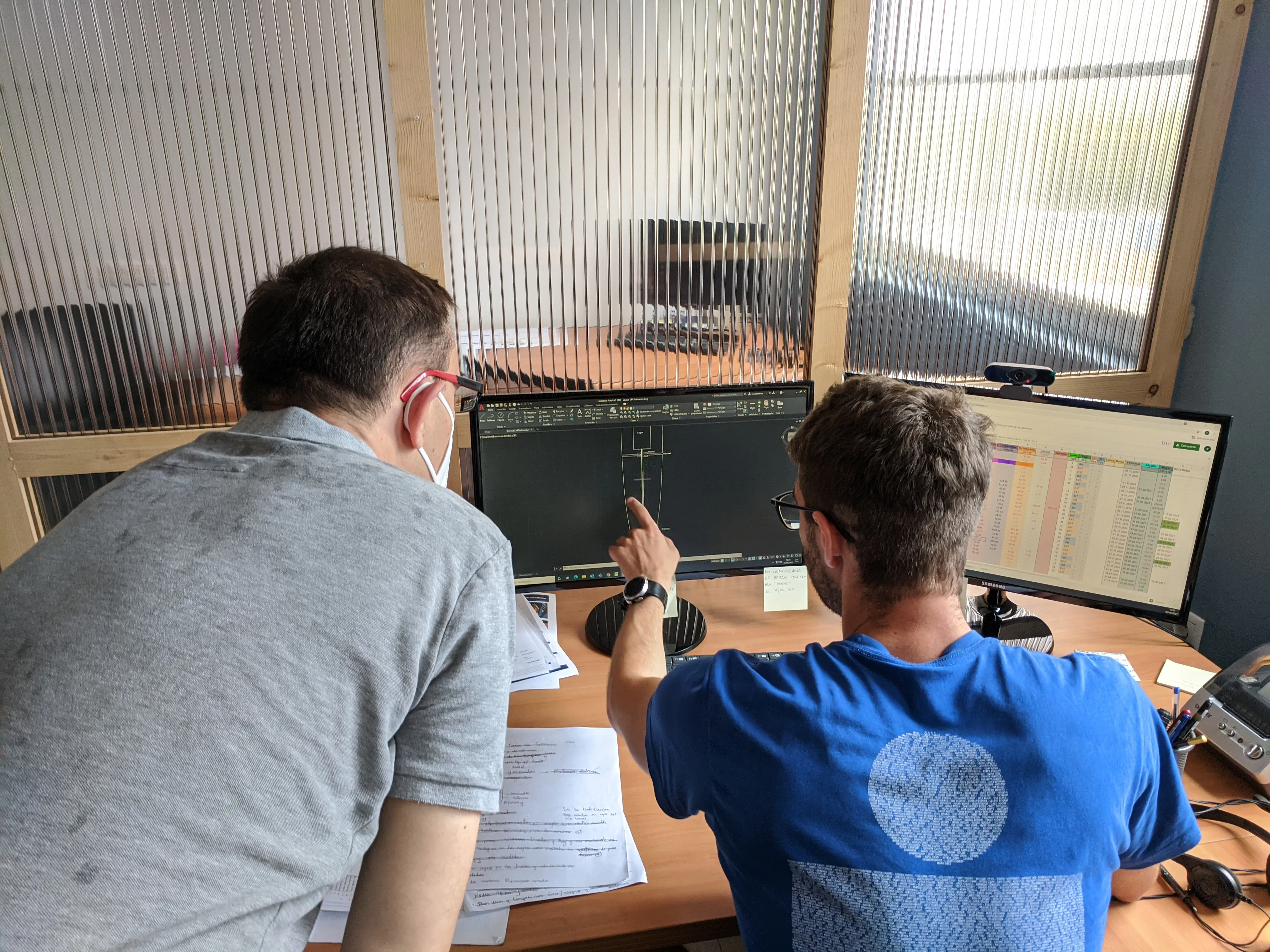 Jérôme et Eric dans le bureau du chantier naval.