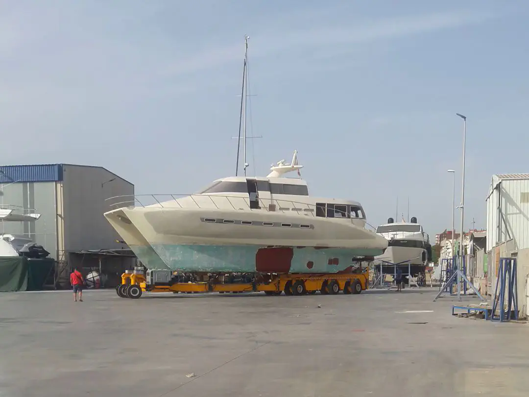 Le catamaran Escargot déplacé dans l'entrepôt propre pour la prochaine phase du refit.