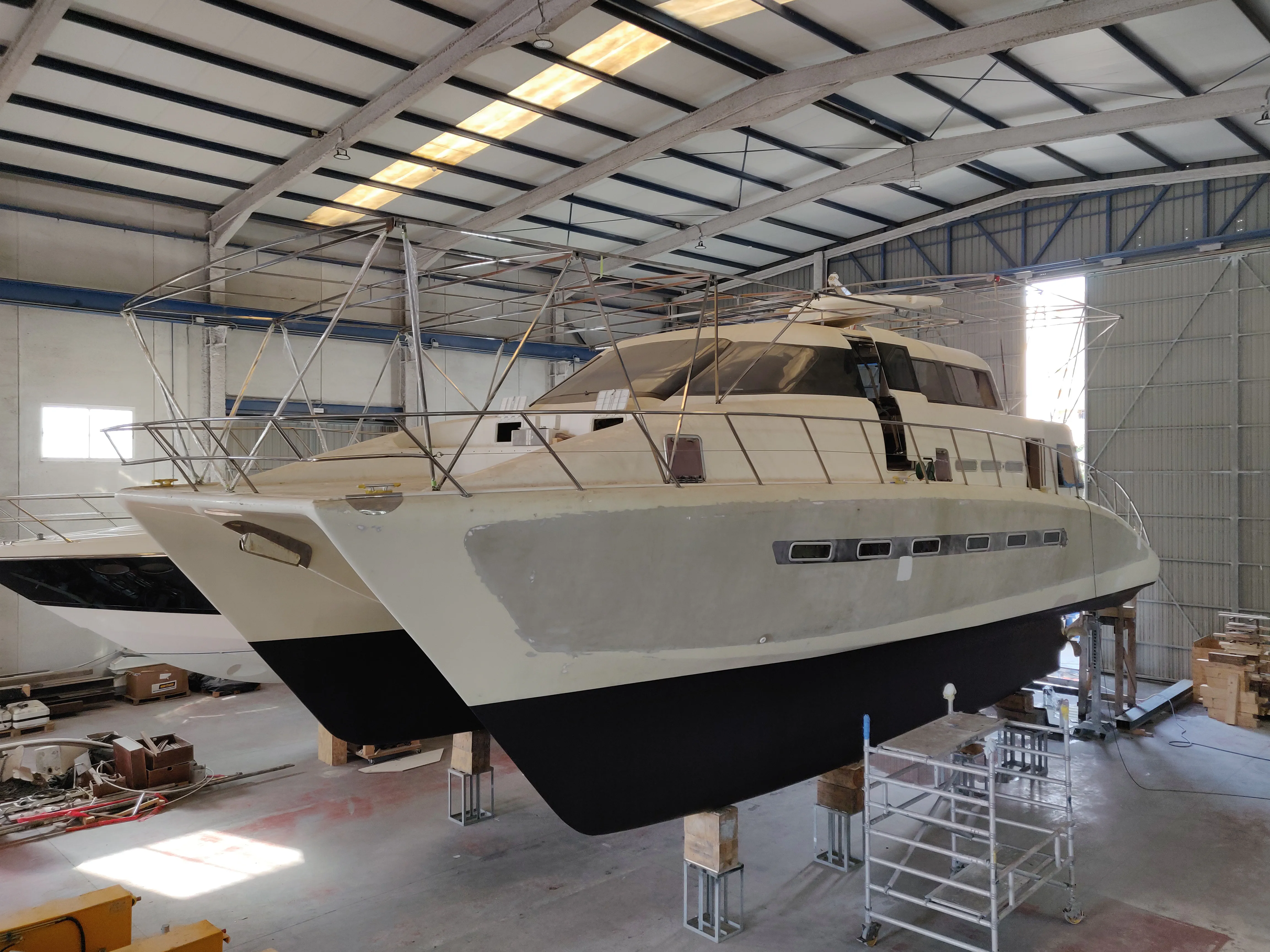 Hull with Antifouling The hull of the boat after the application of black antifouling paint.