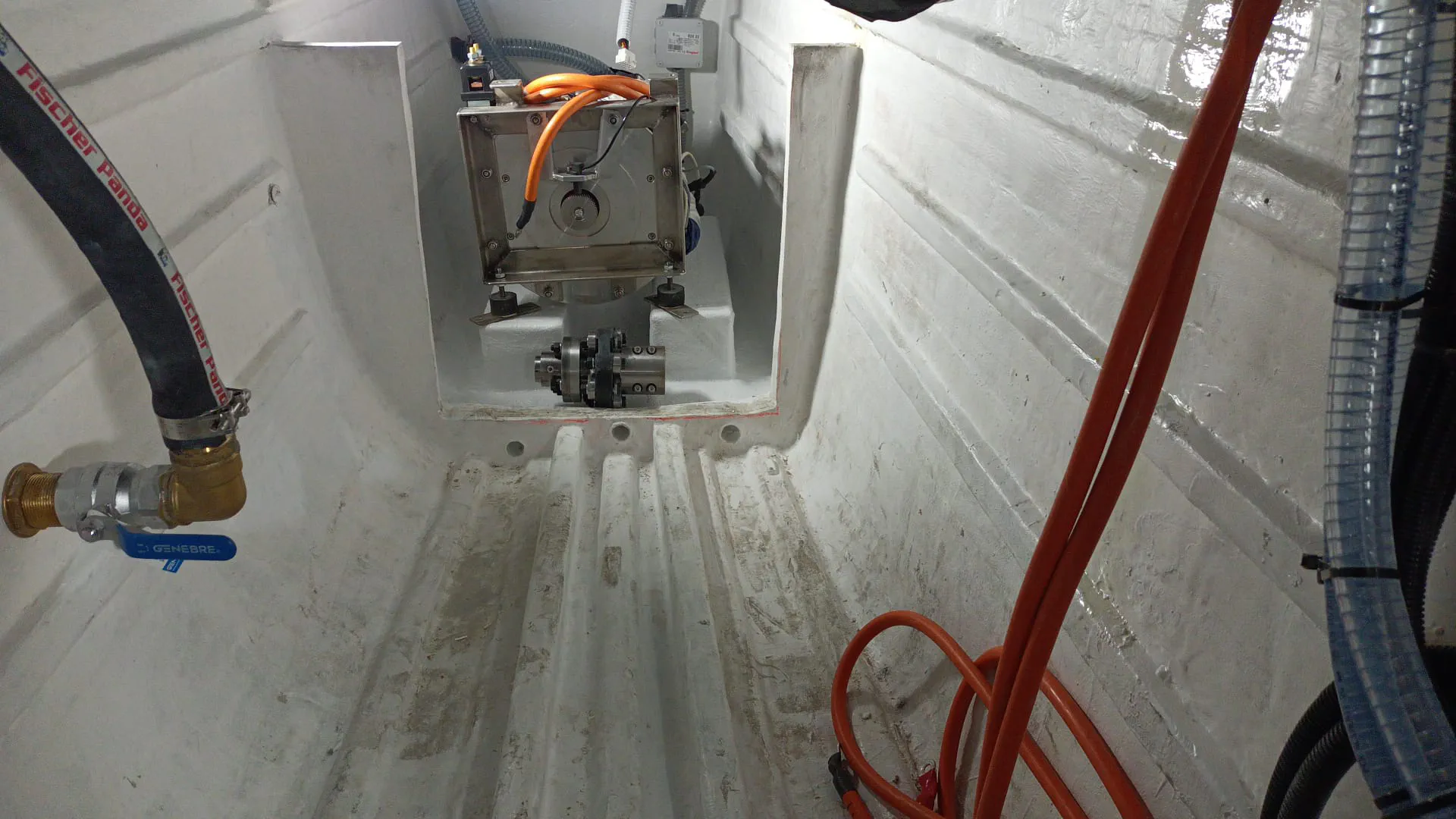 Starboard Electric Motor The starboard electric installed on its support.