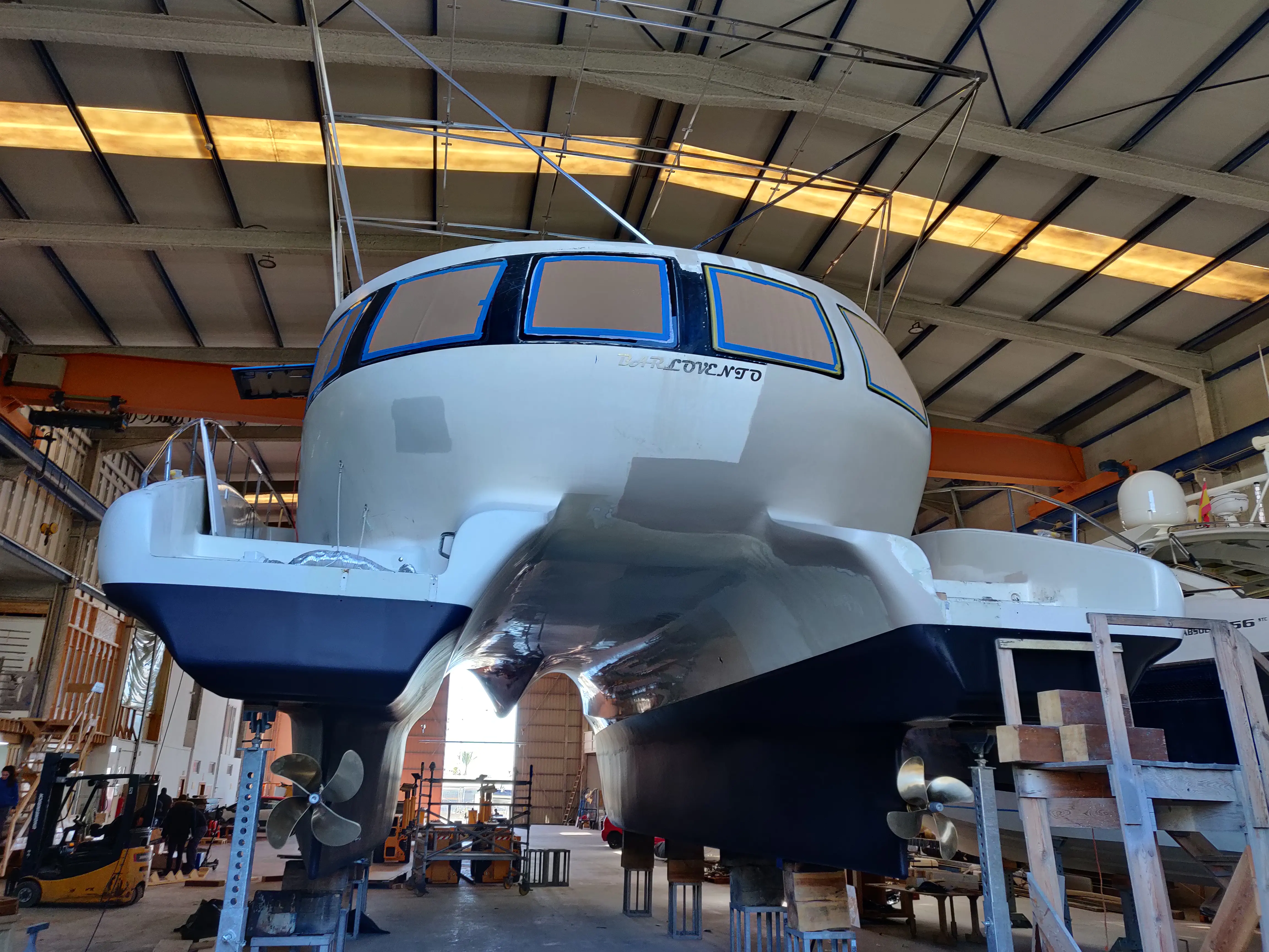 Aft view of Escargot with its hatch and windows on the aft cabin.