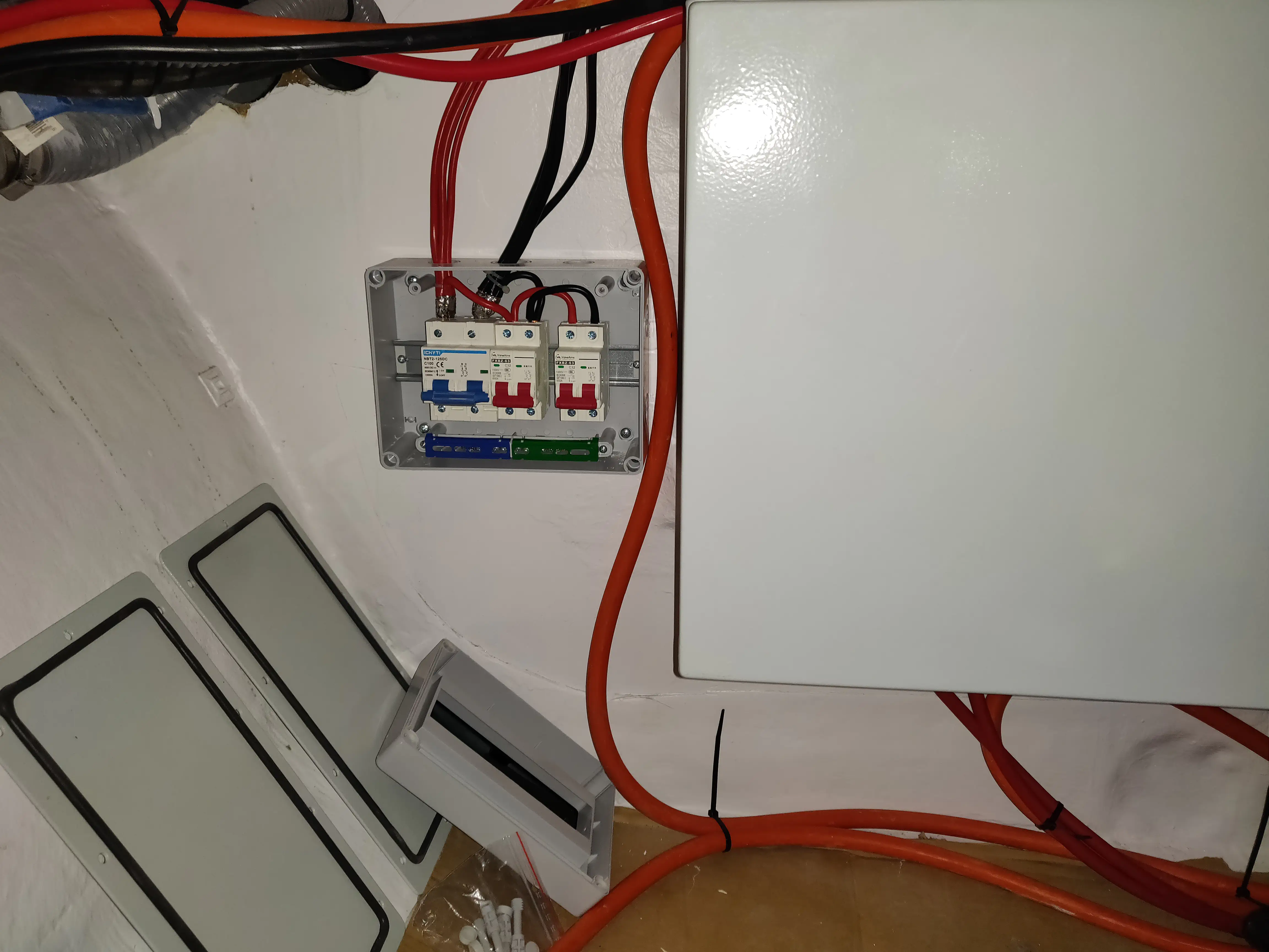Nouveau boîtier électrique avec disjoncteurs DC pour les circuits 96VDC.