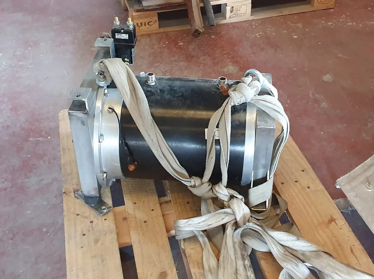 Le moteur bâbord après avoir été retirée de la salle des machines.