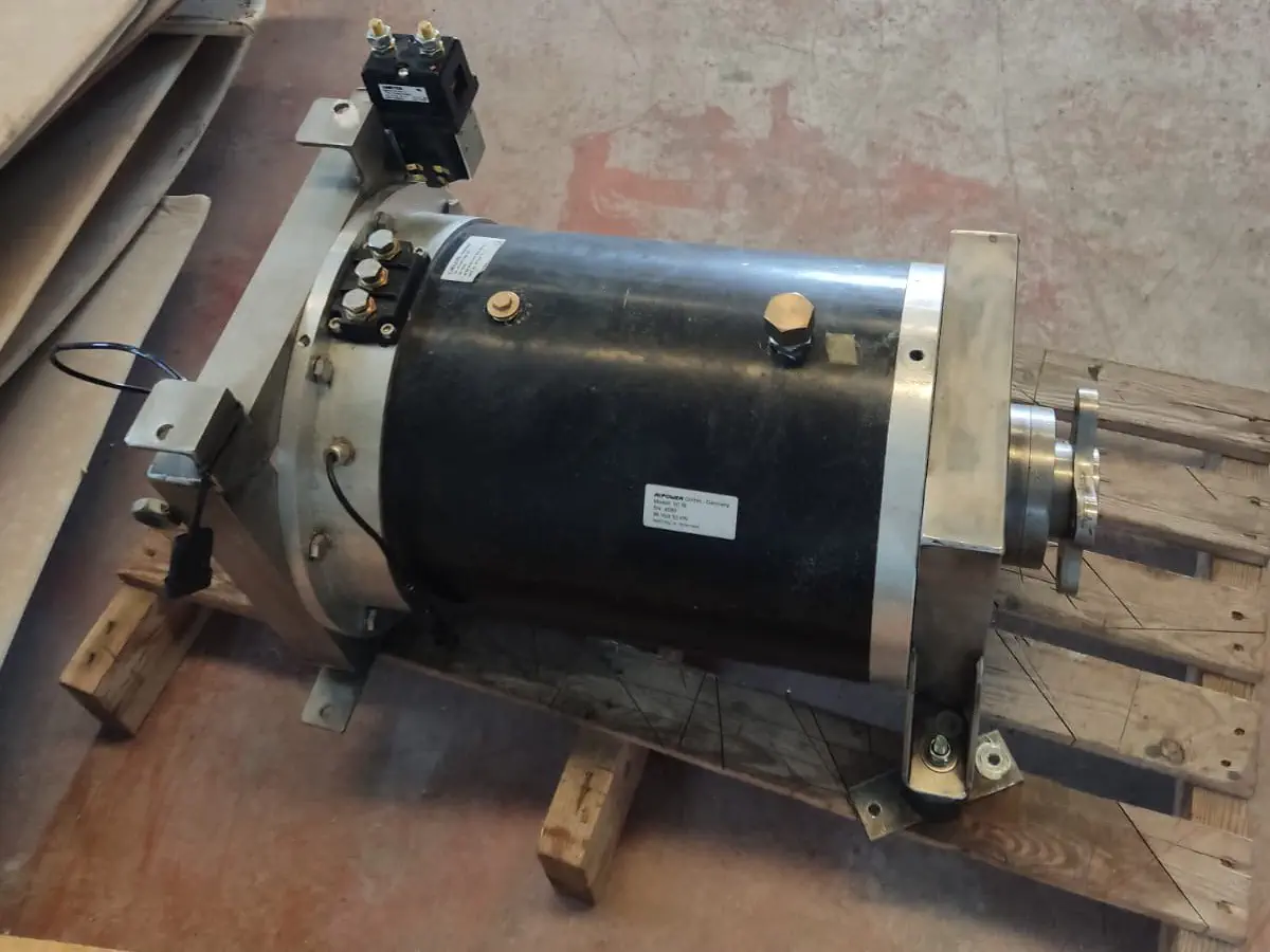 Le moteur tribord après avoir été retirée de la coque.