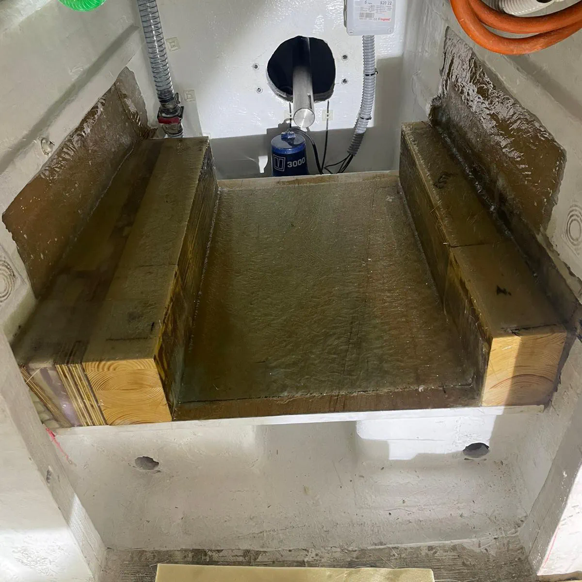 Modified Motor Support Modified motor support in the engine bay.