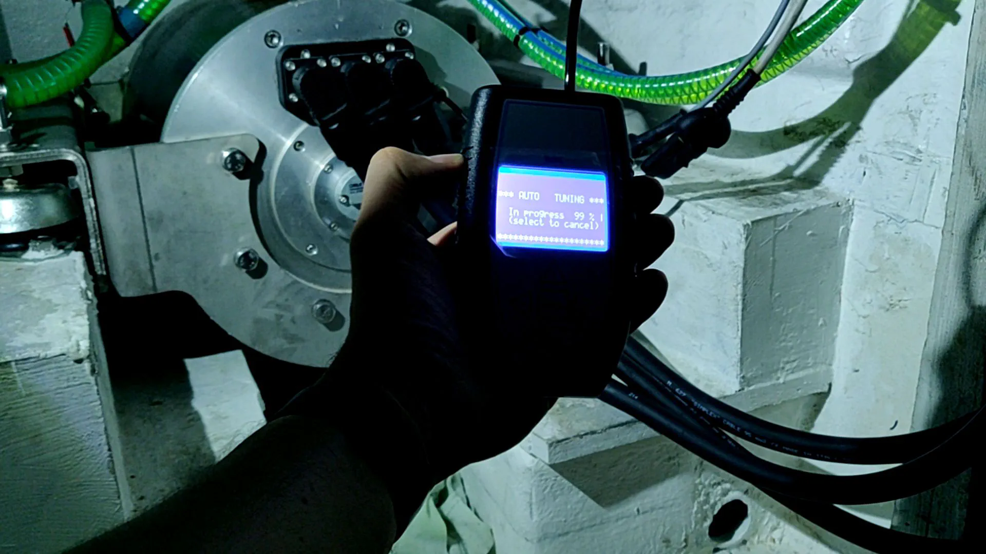 Auto-Tune Sequence In Progress Auto-tune sequence on the DMC controller in progress.