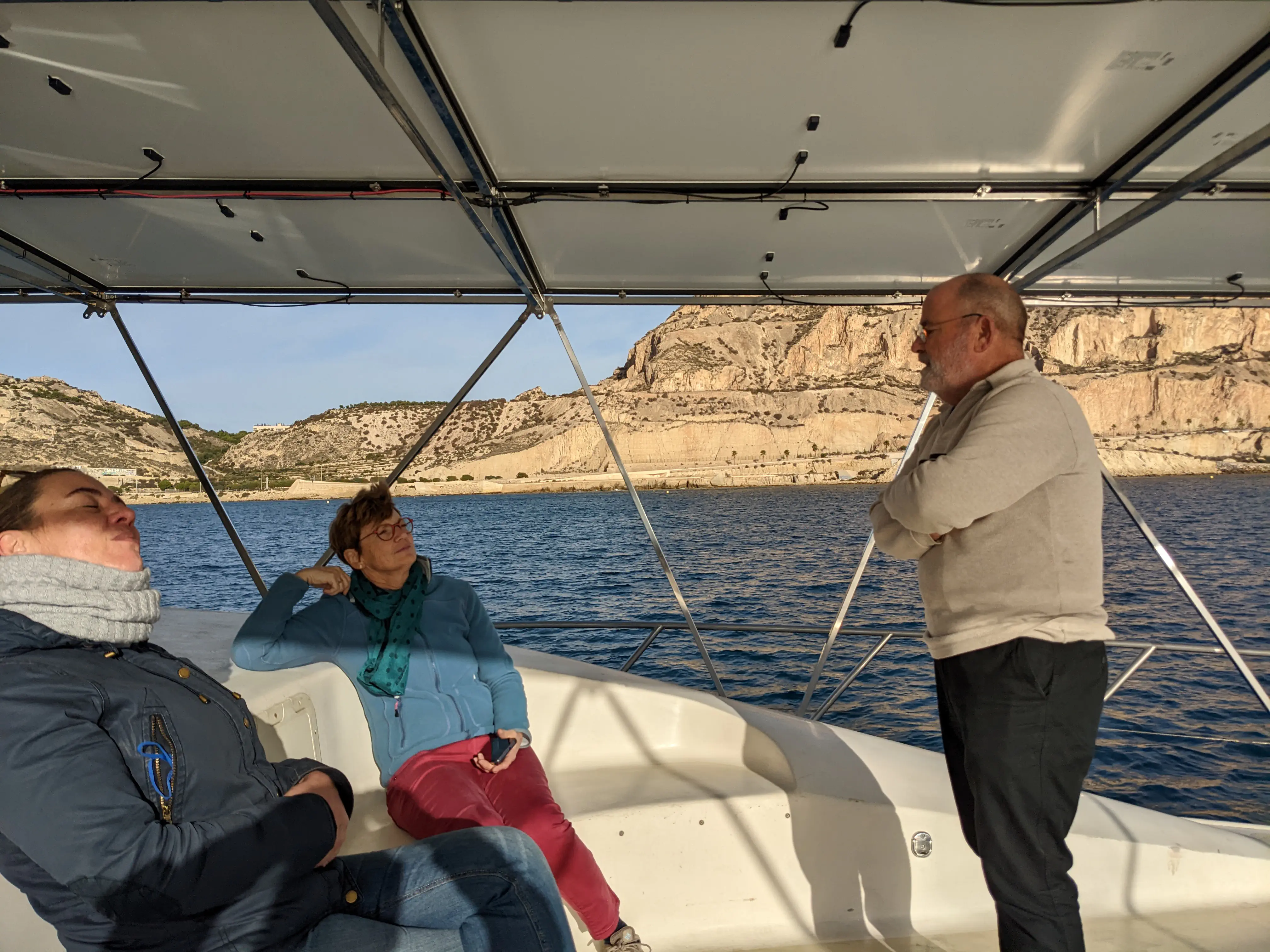 La famille sur le pont avant alors que nous longeons la côte nord d'Alicante