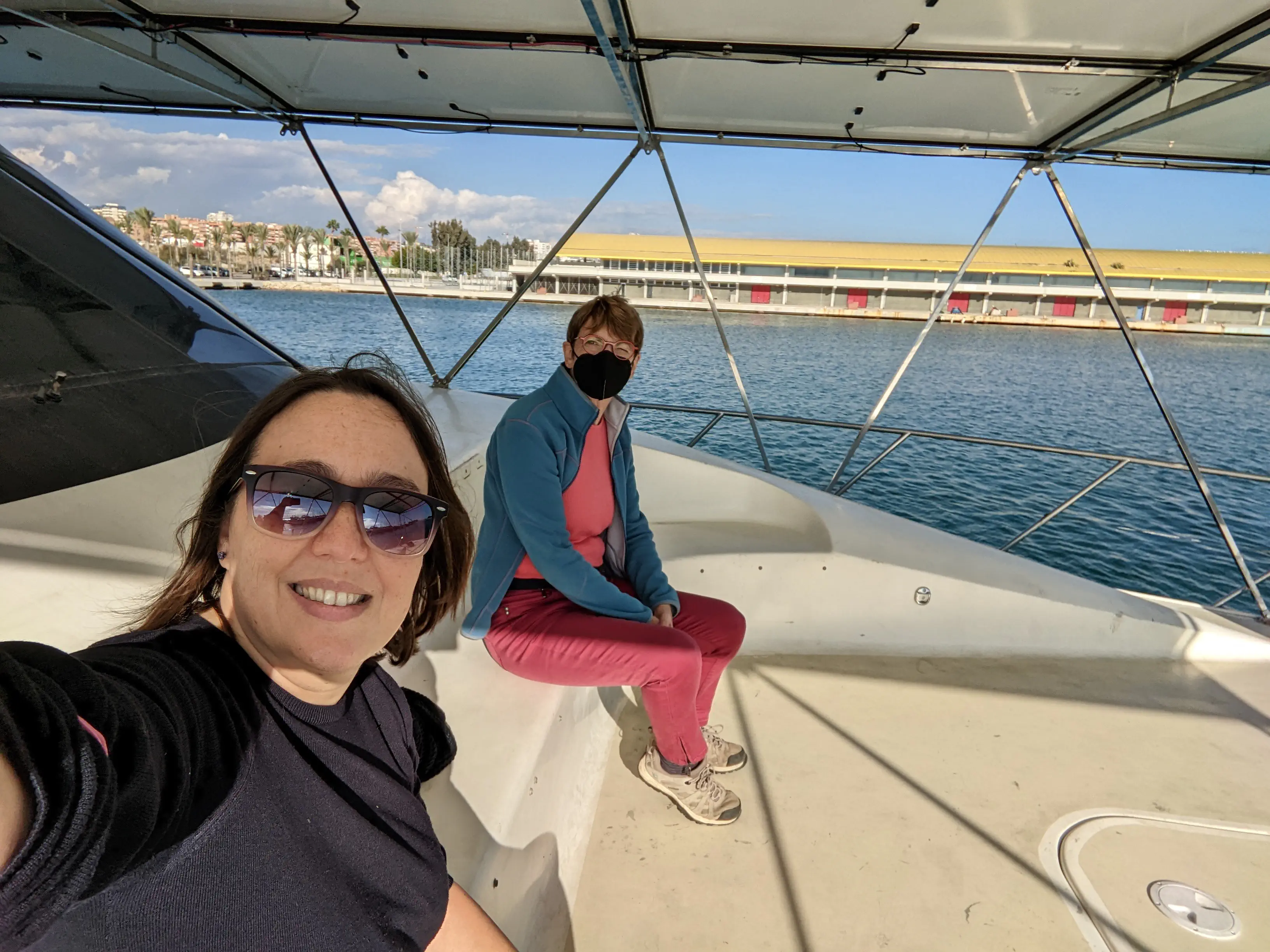 Ludivine et Nicole alors que nous quittons doucement le port