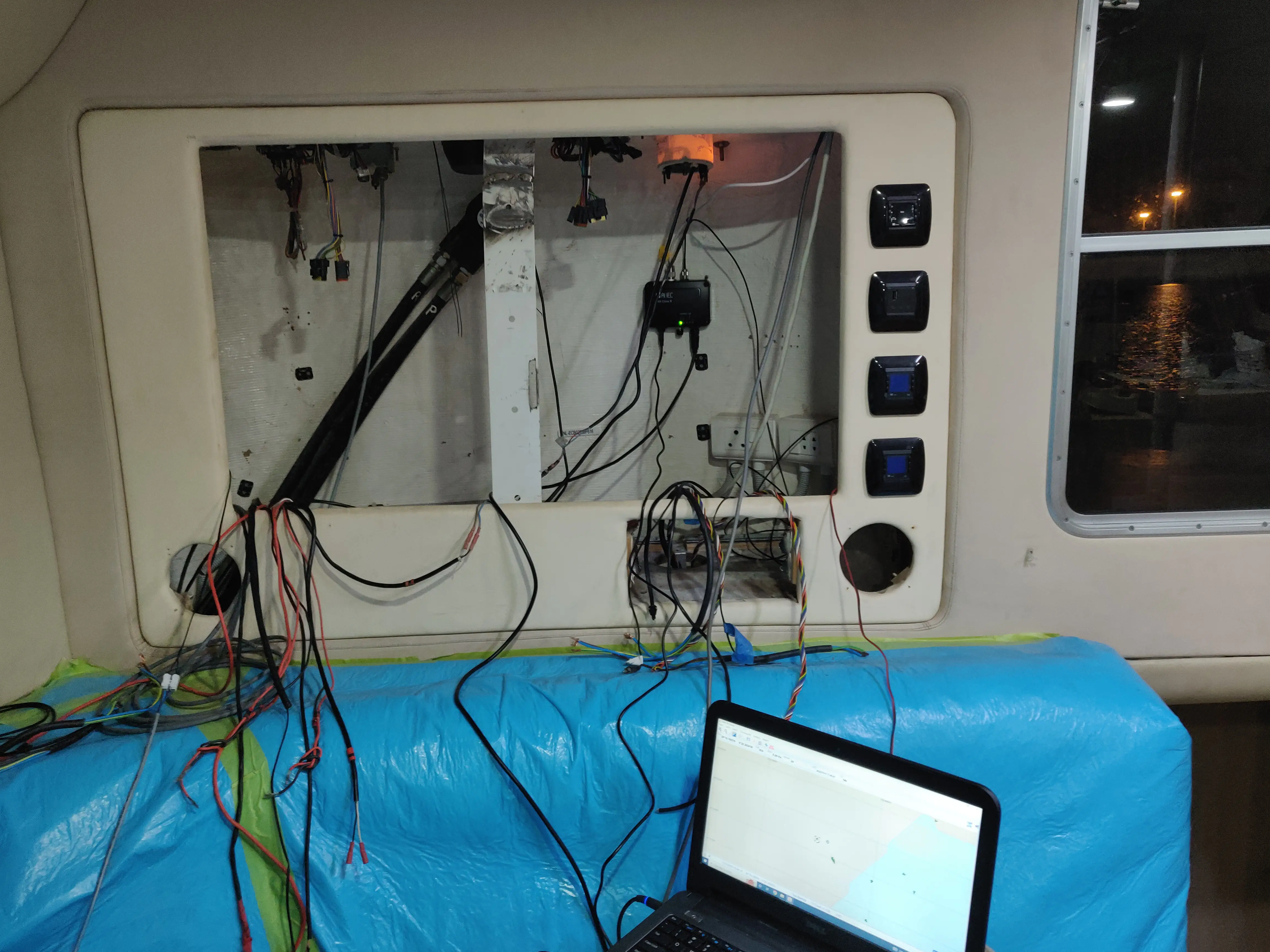 The AMEC Camino-108 AIS Transponder installed.