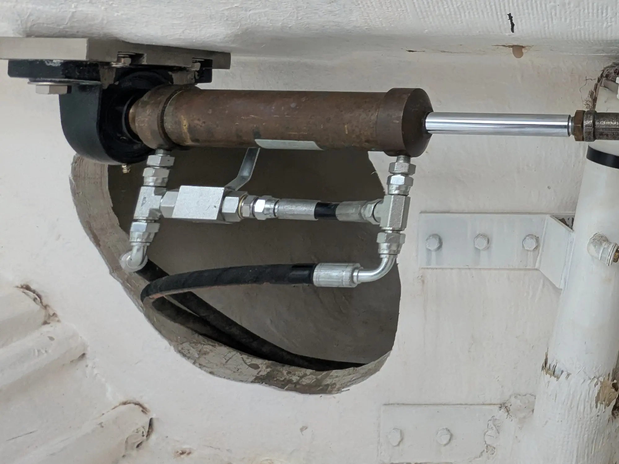 New bypass valve added to help purge air from the hydraulic steering. New manual valve on the hydraulic steering cylinder.