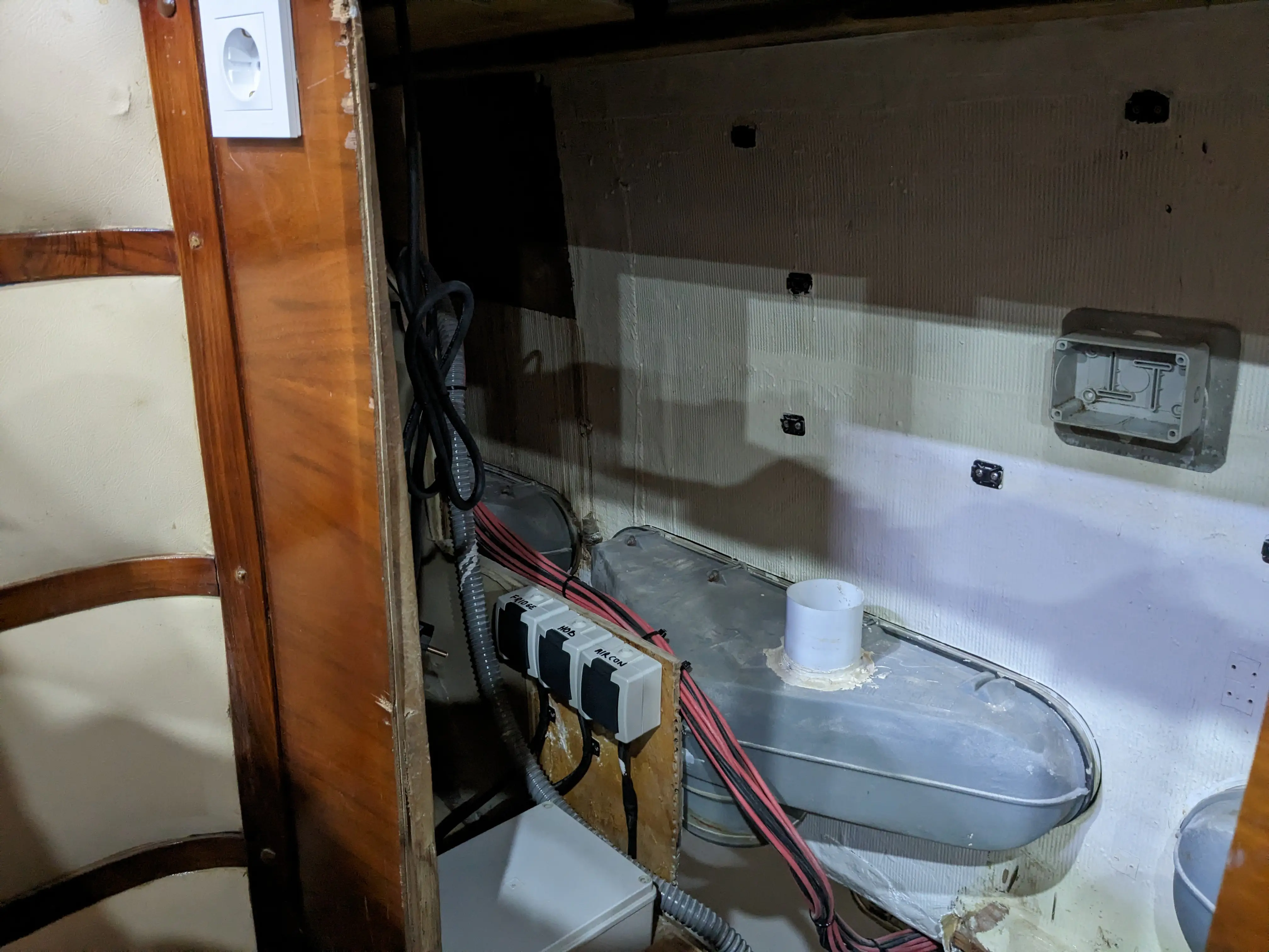 220VAC wiring for salon fridge, cooktop, and future A/C