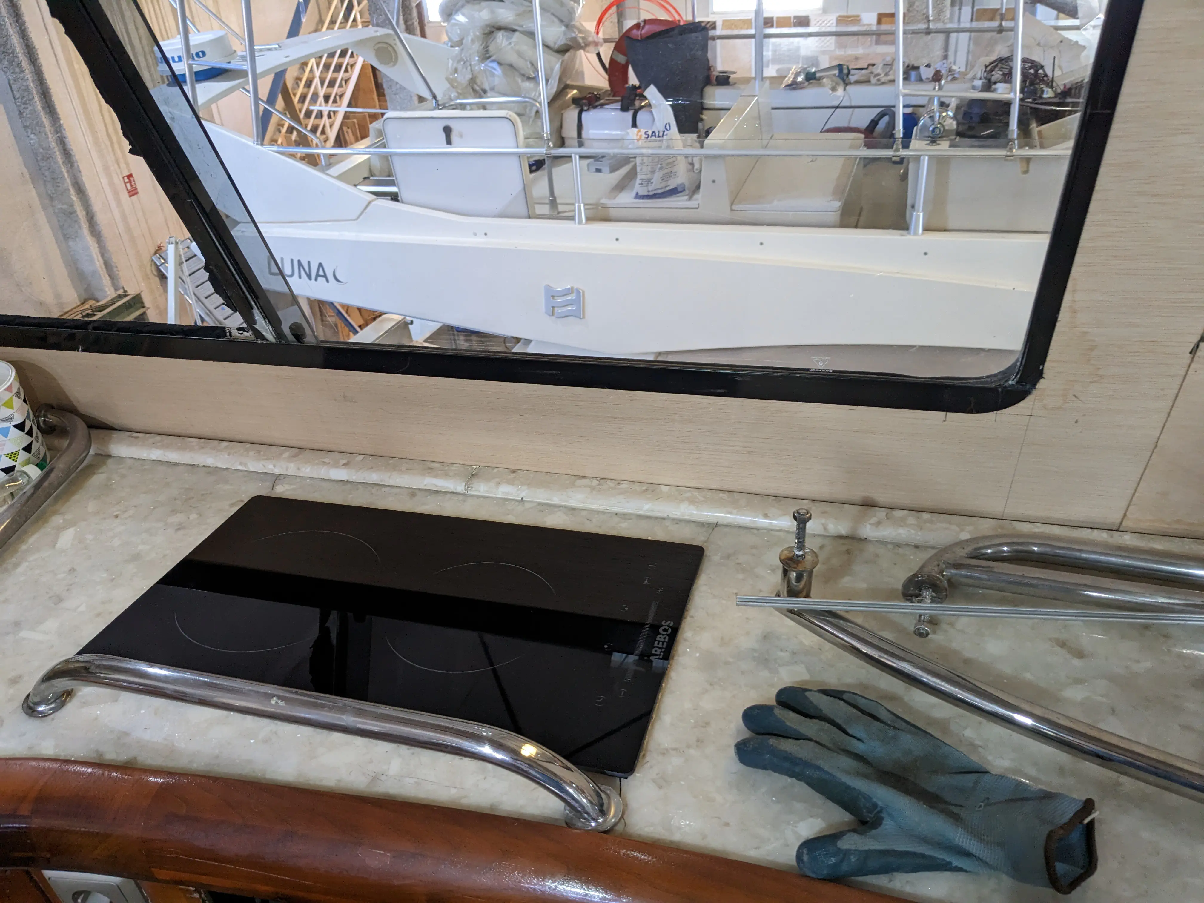 Cooktop on the salon bar