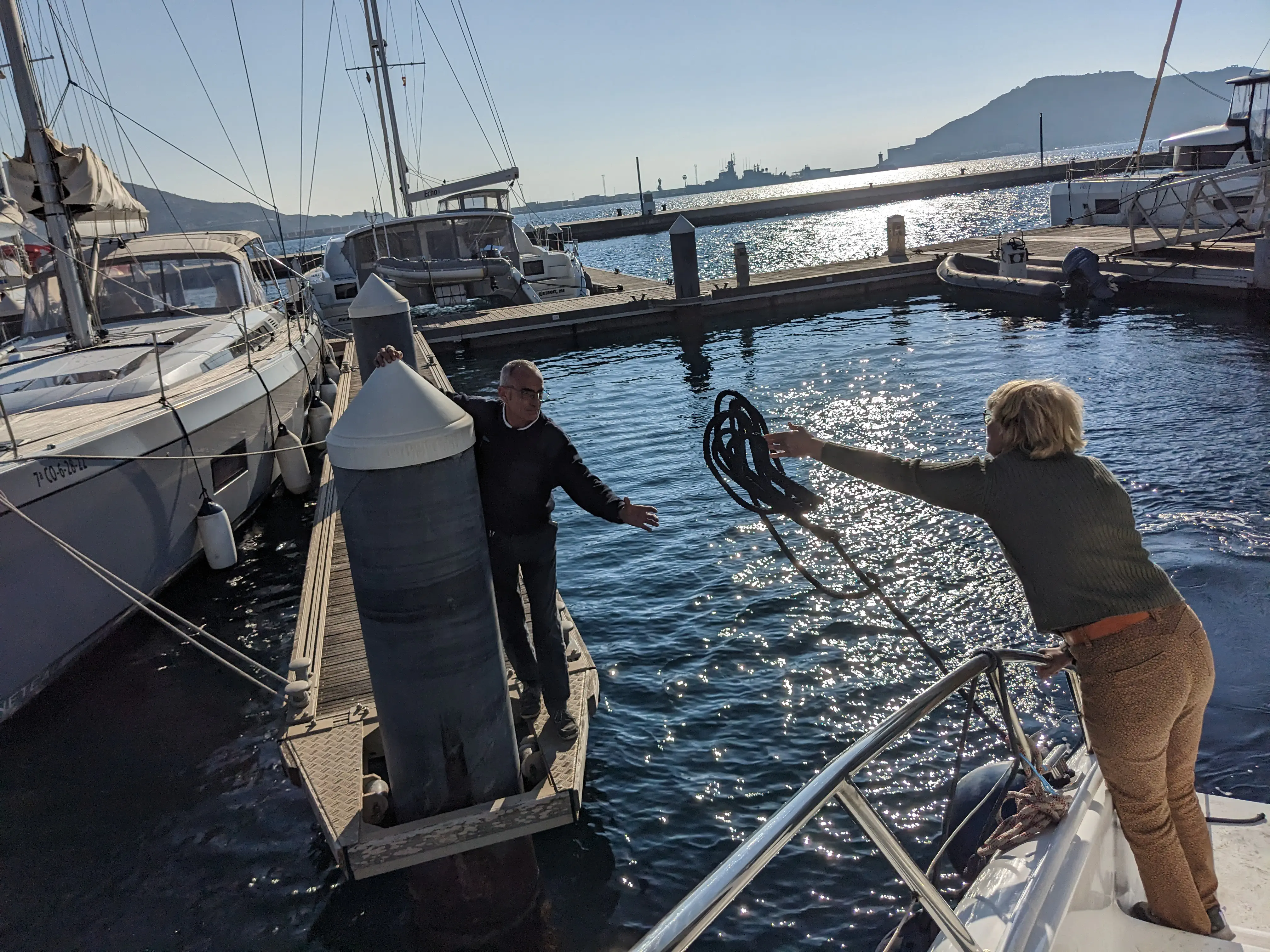 Marinero de Yacht Port Cartagena attrapant notre amarre