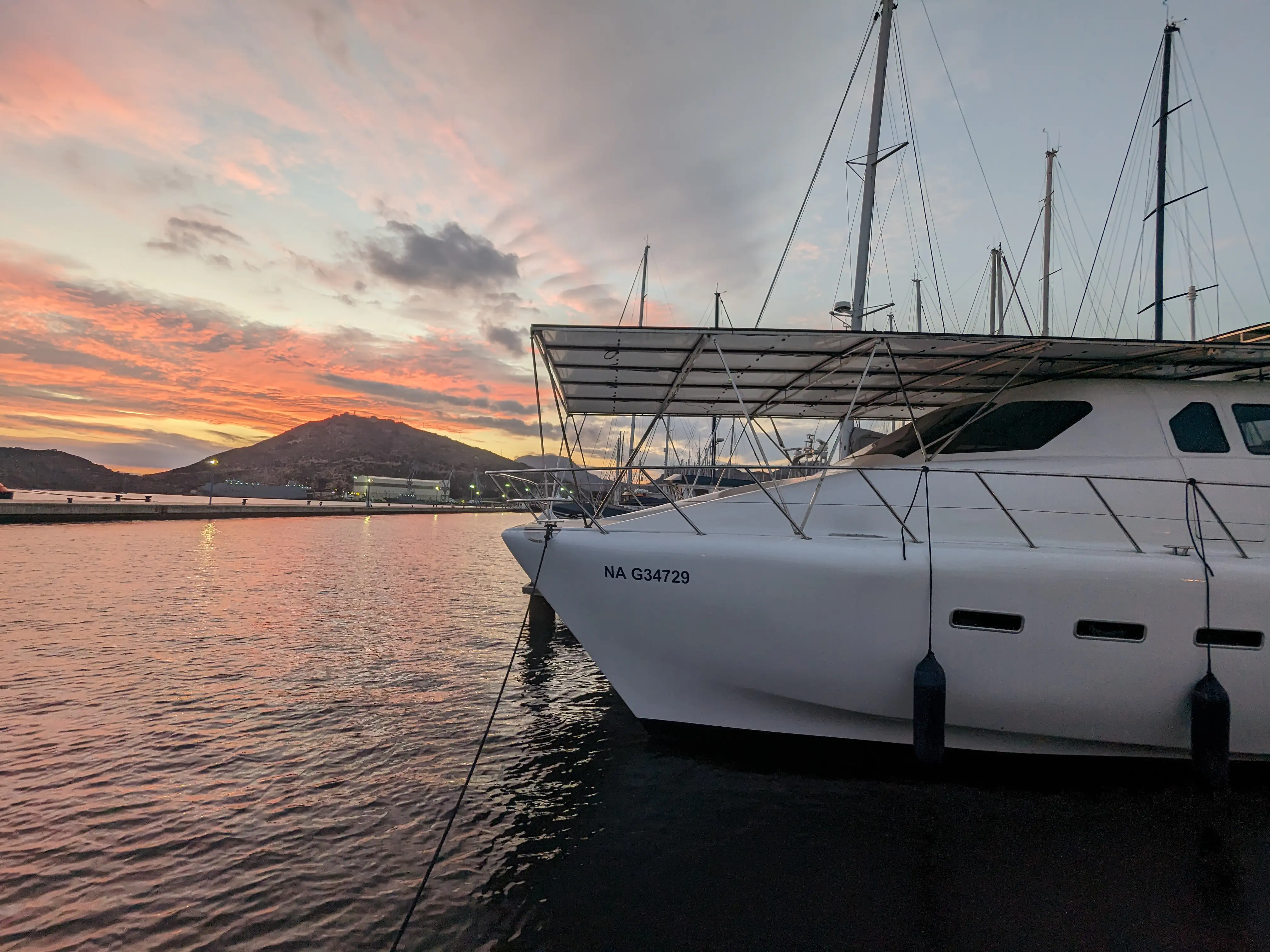 Amarré à notre nouvelle place à Yacht Port Cartagena