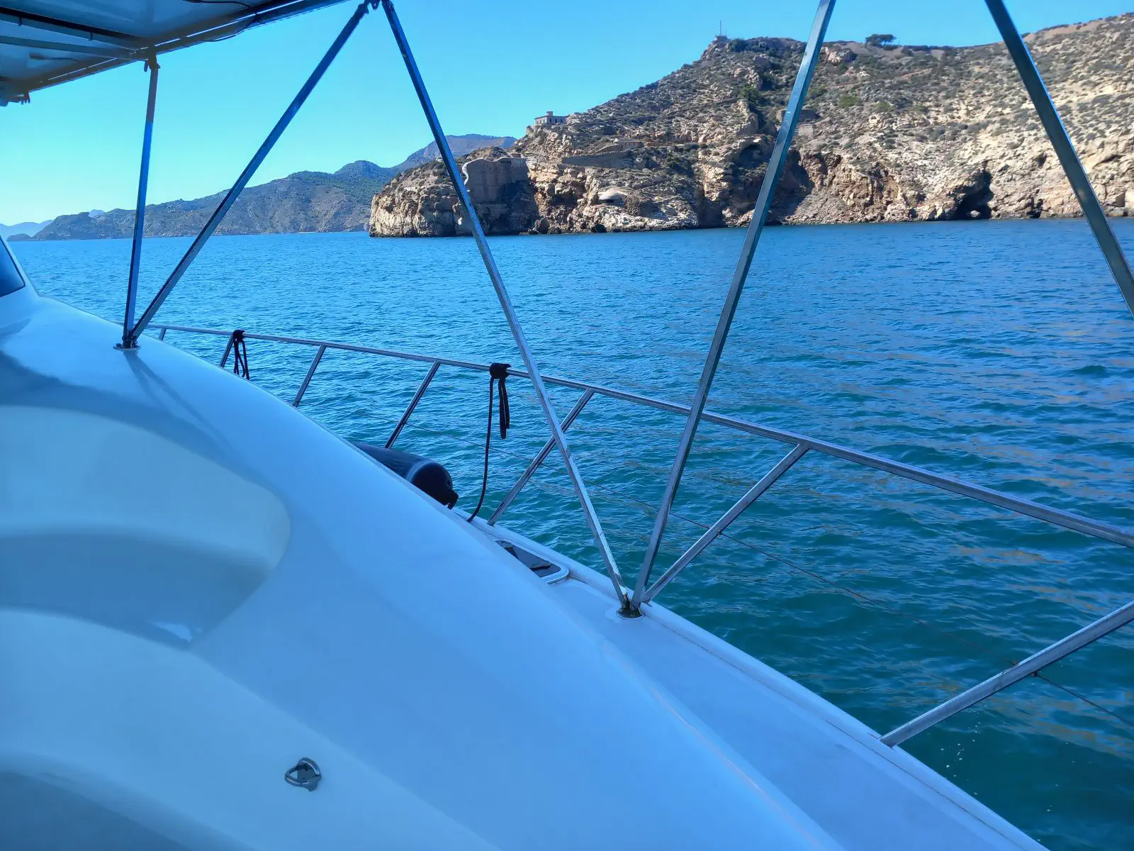 Vue bâbord en entrant dans le port de Carthagène