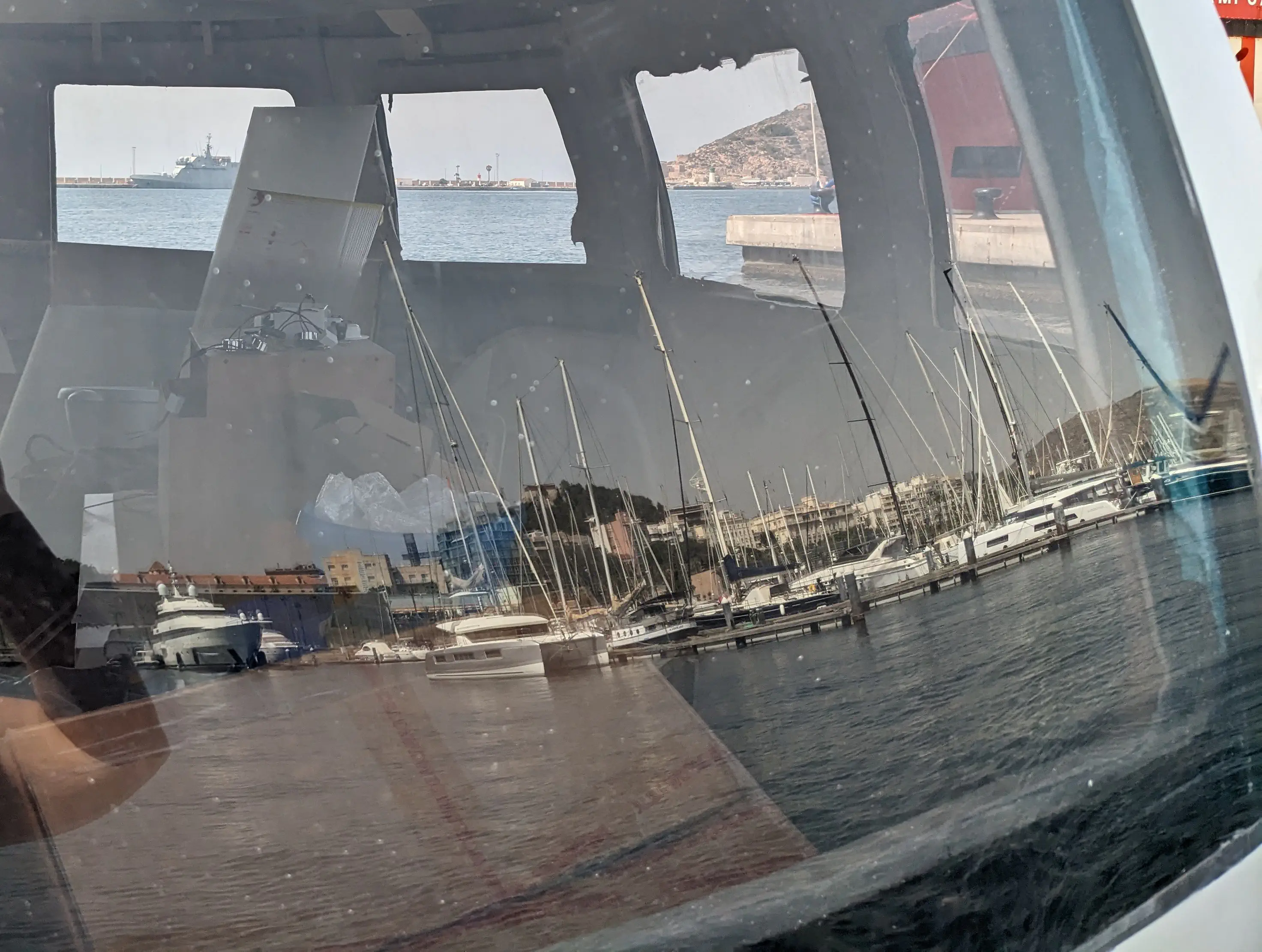 Reflet du Yacht Port Cartagena sur les fenêtres de la cabine arrière