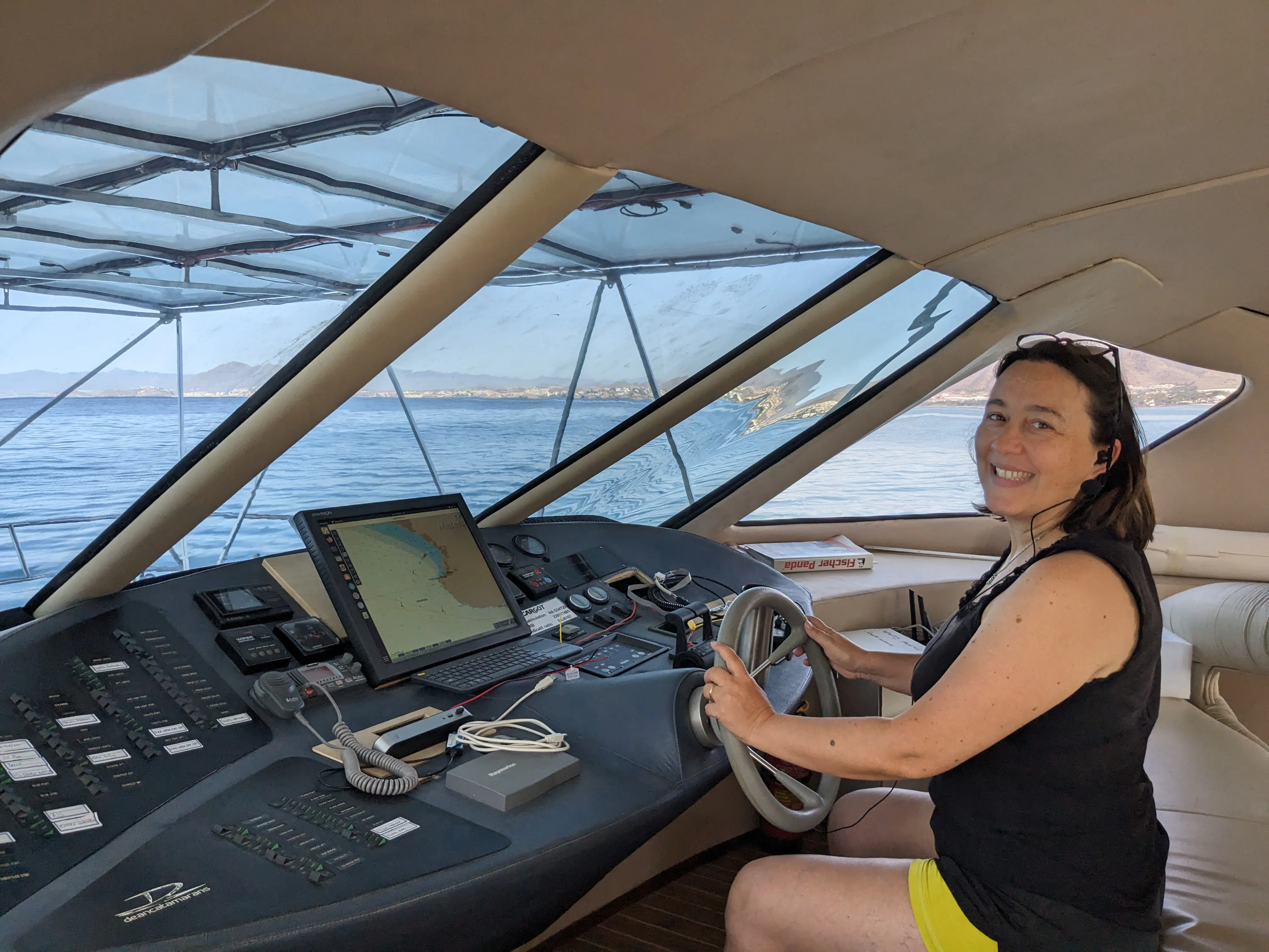 Ludivine à la barre quittant La Azohía