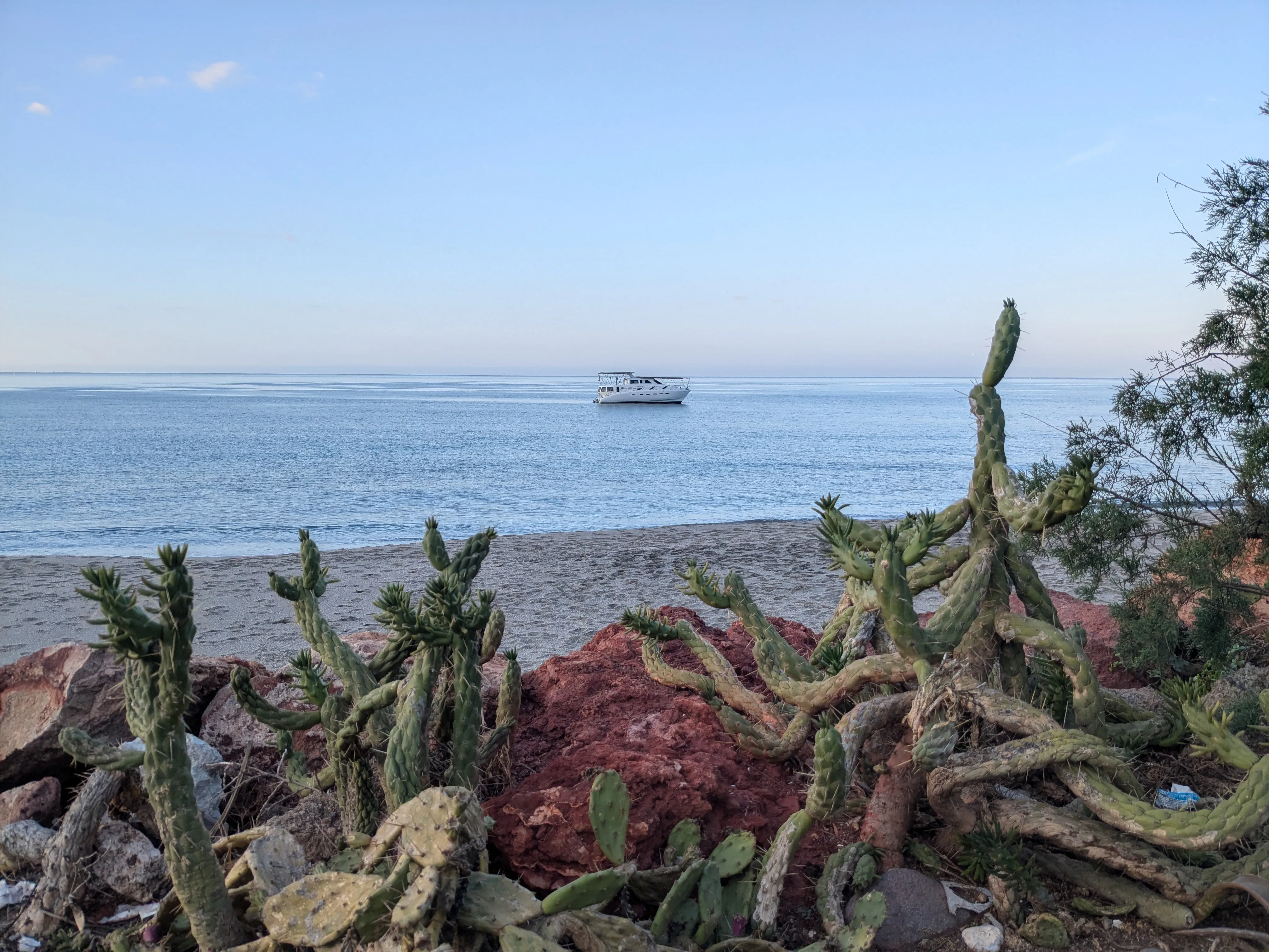 Escargot anchored at Fabriquilla Beach