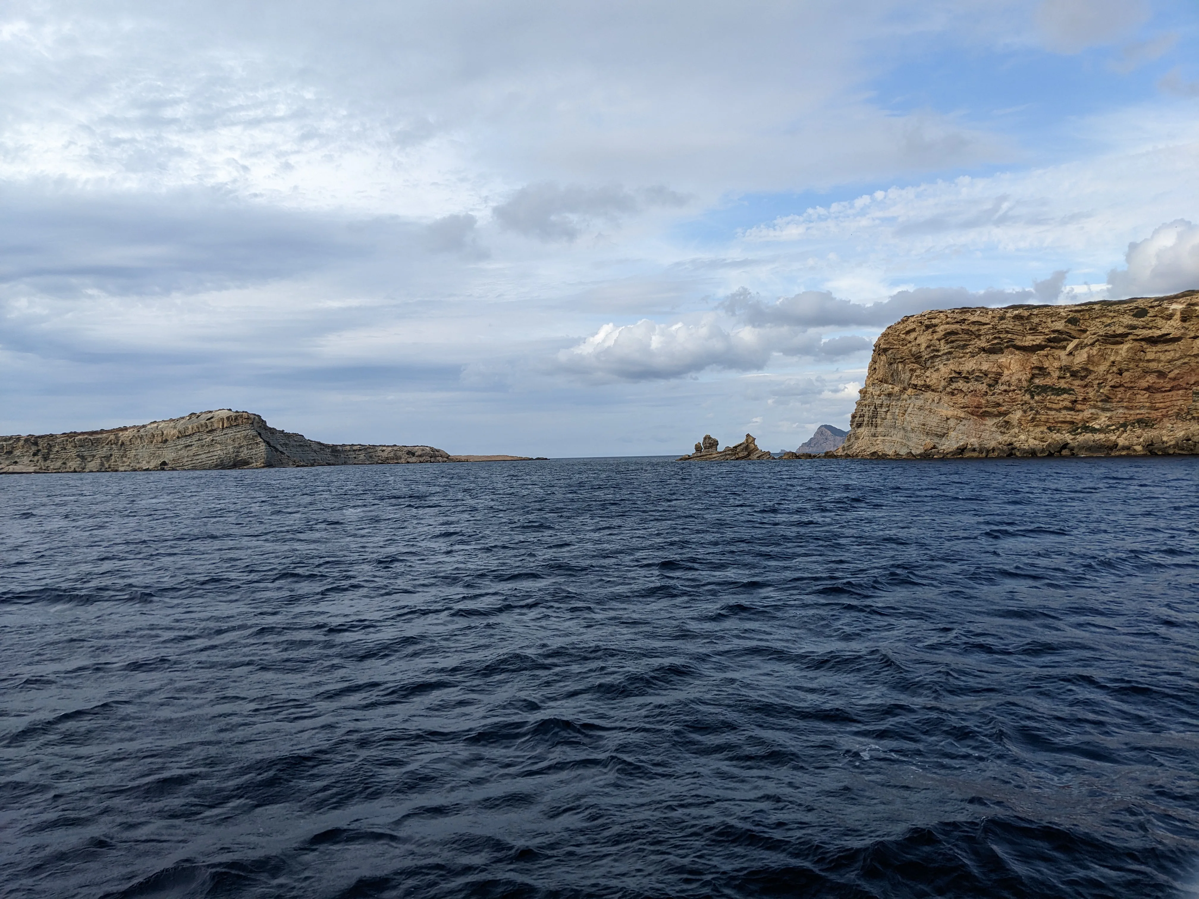 Passing Es Picatxos Navigating the narrow, shallow passage at Es Picatxos