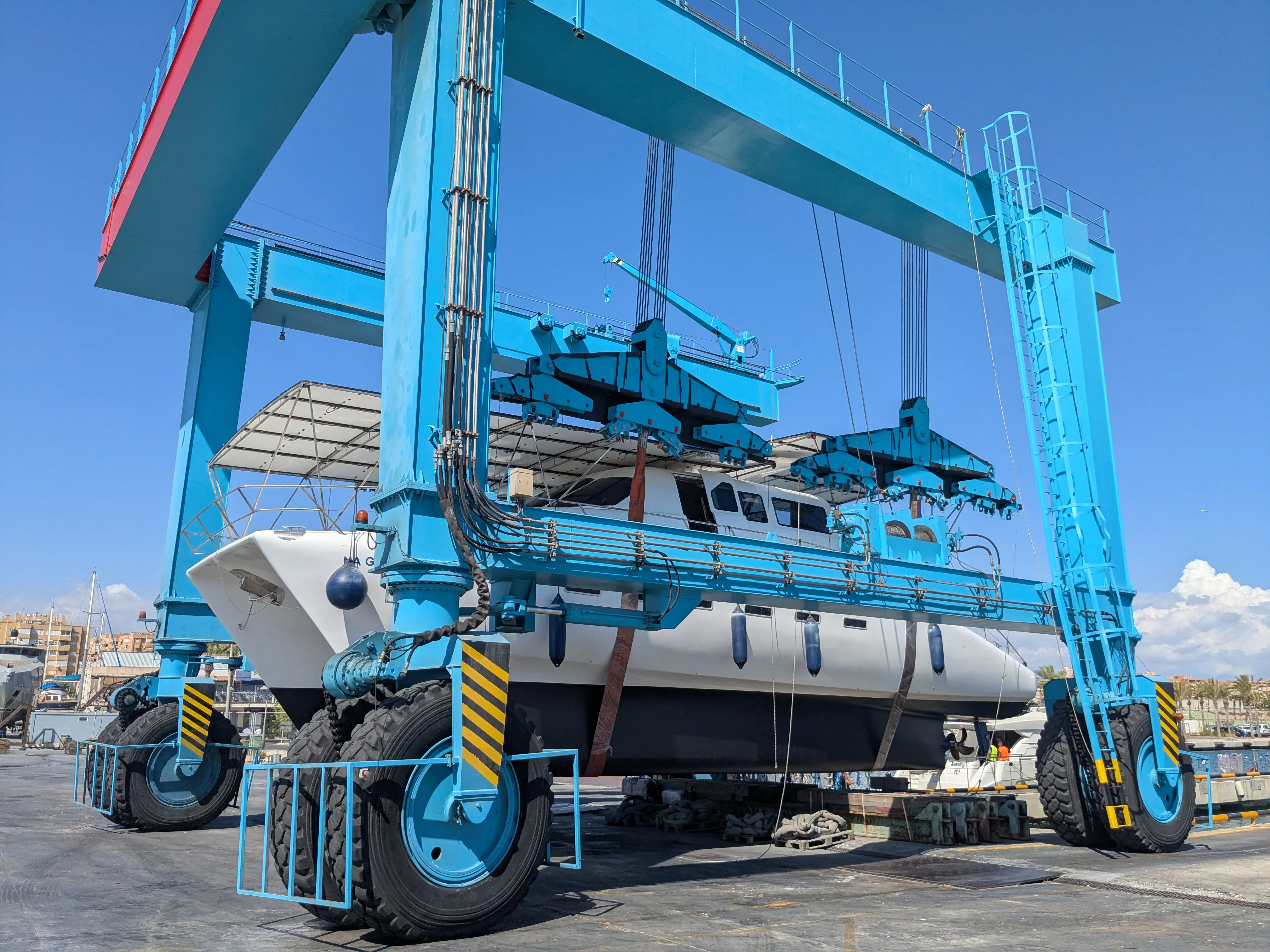 Escargot sur le travelift retournant à l'eau