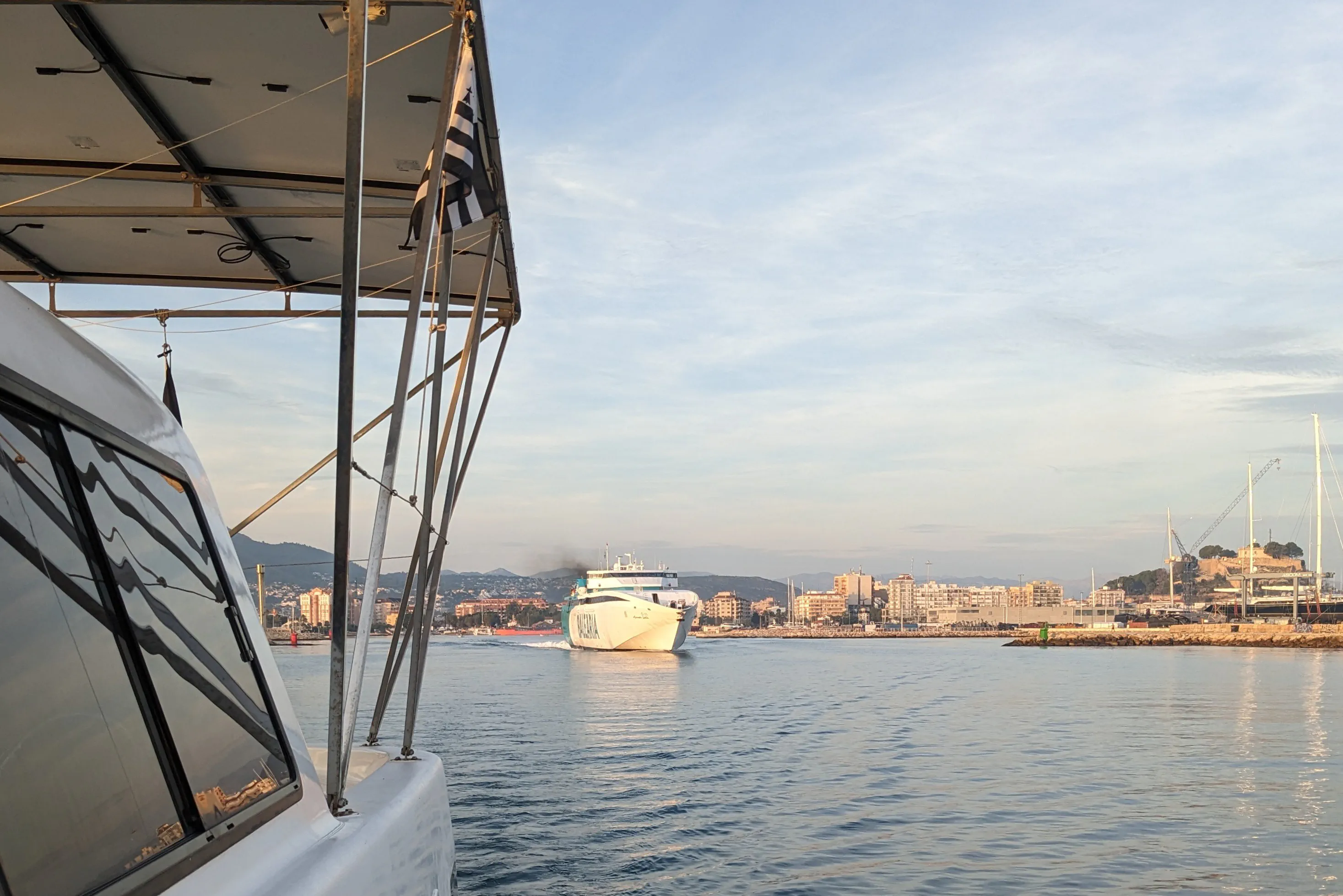 Le ferry rapide Balearia arrive sur nous