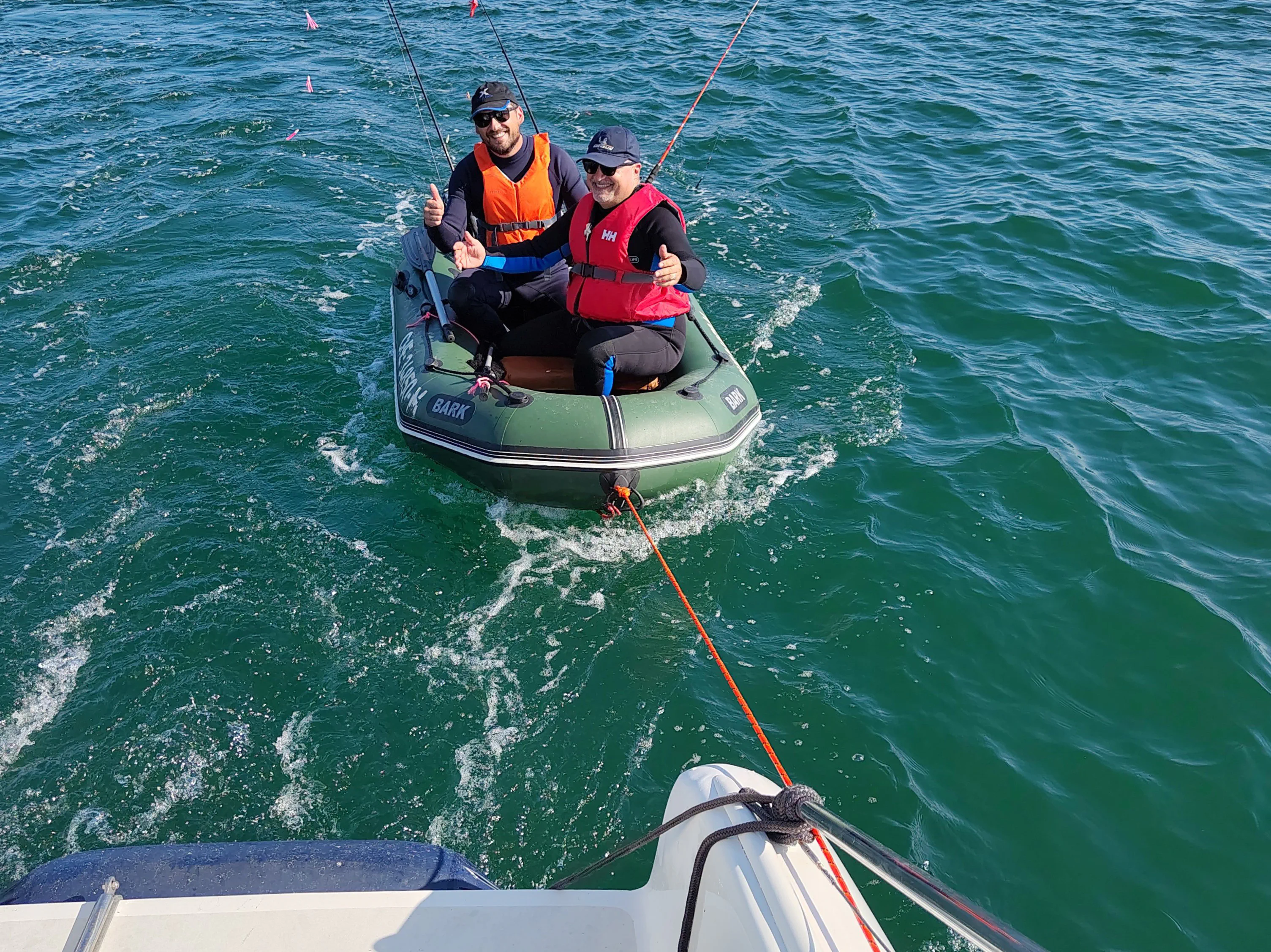 Remorquage de pêcheurs dans leur bateau gonflable