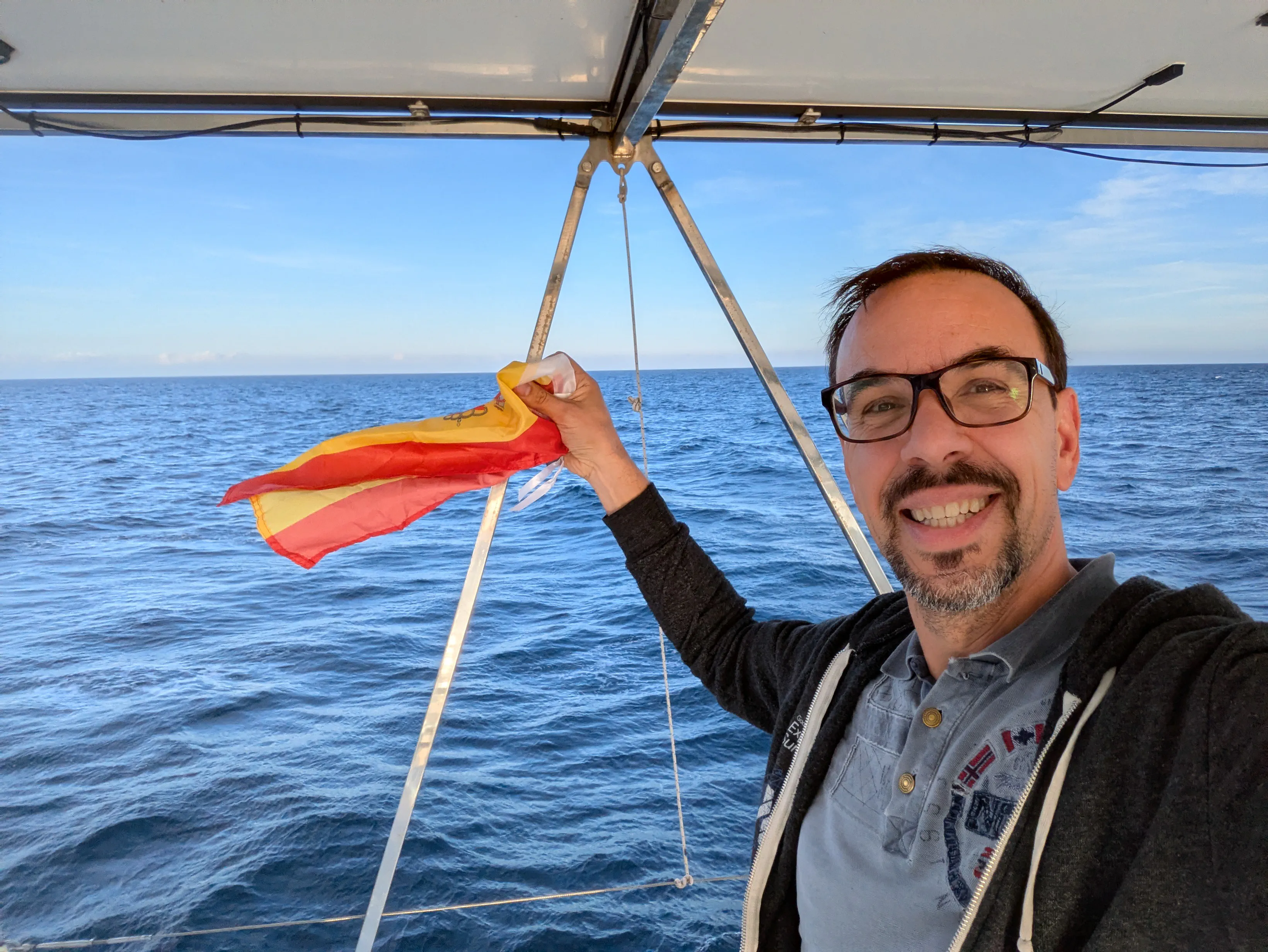 Entrée dans les eaux françaises : on affale le pavillon de courtoisie espagnol