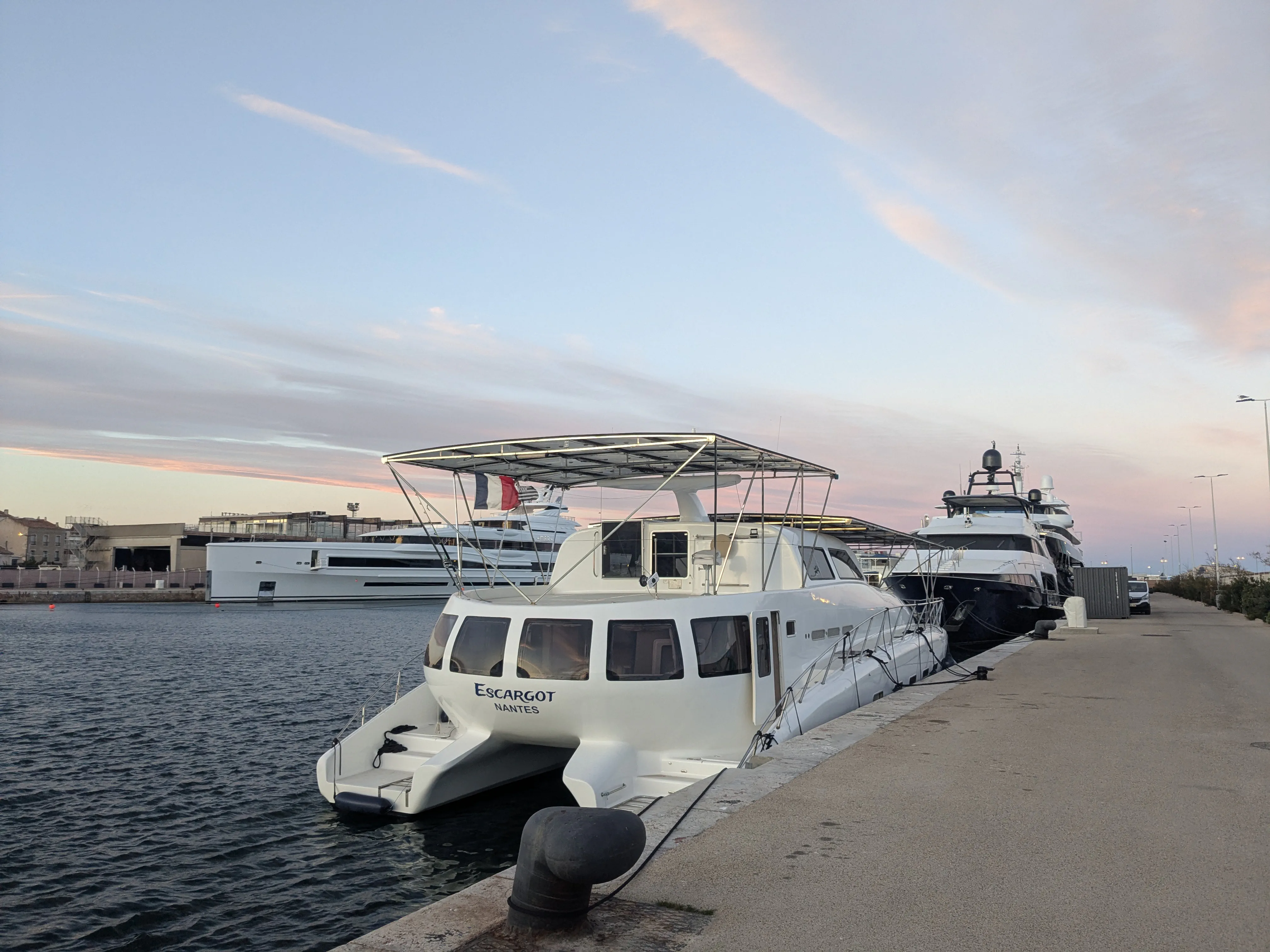 Amarrés près des superyachts à Sète