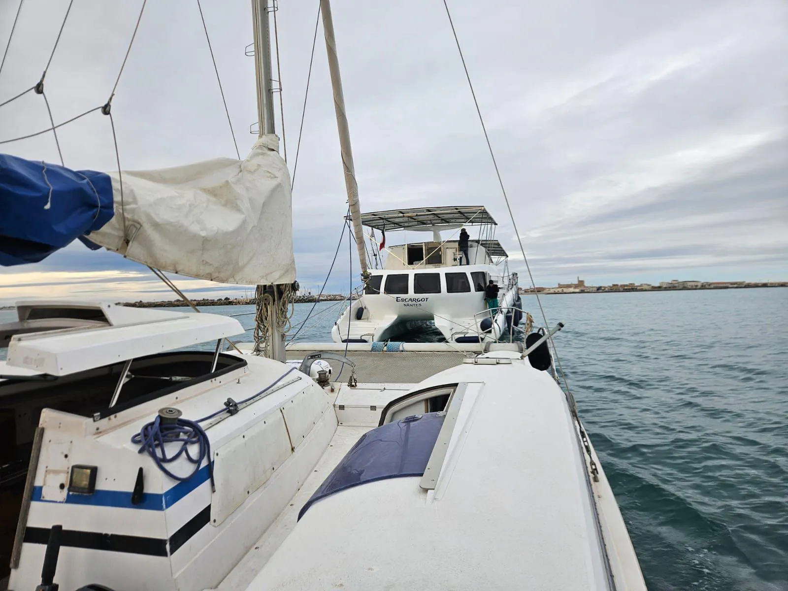 Remorquage d'un catamaran vers les Saintes-Maries-de-la-Mer