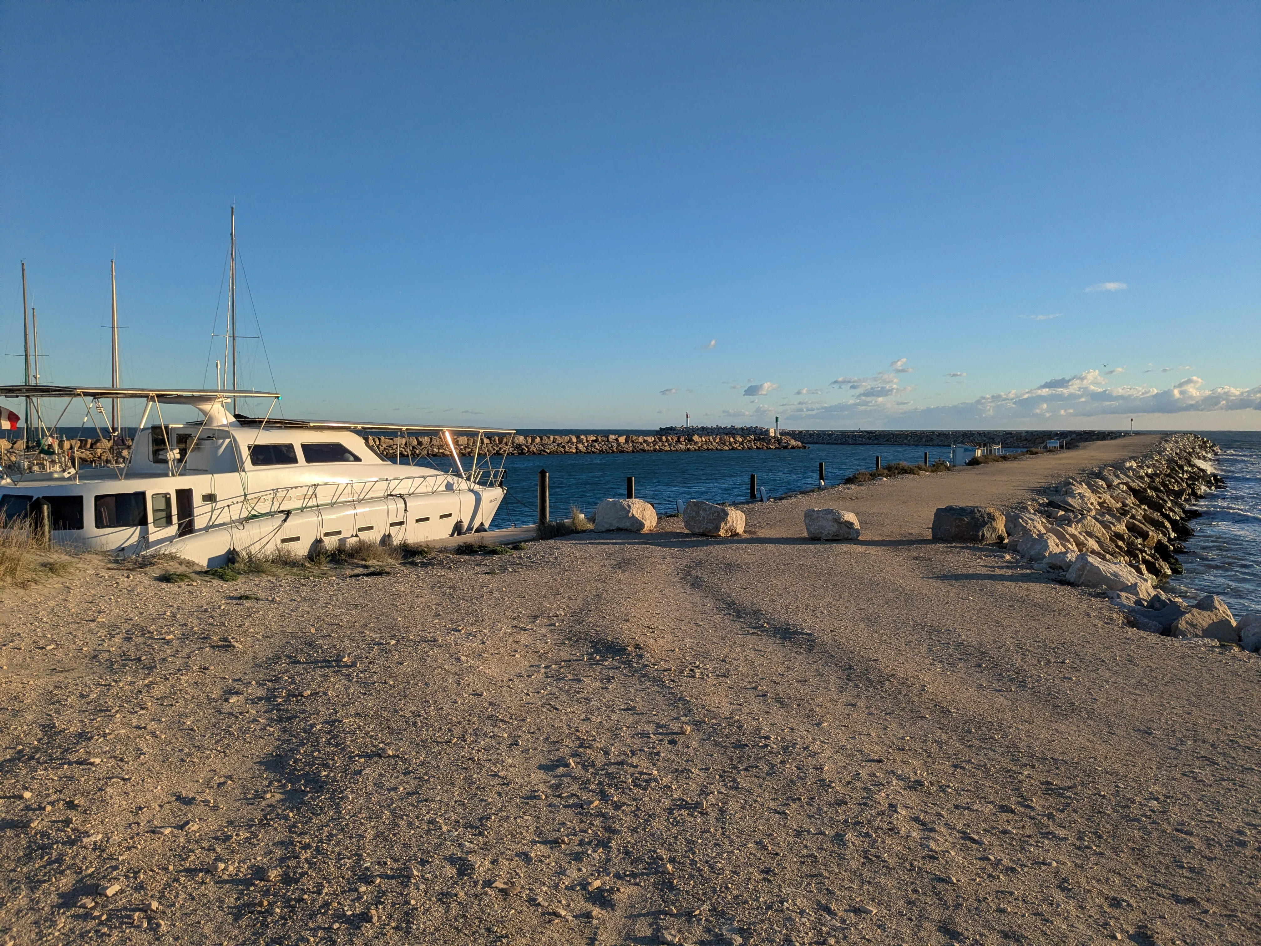 Escargot amarré aux Saintes-Maries-de-la-Mer
